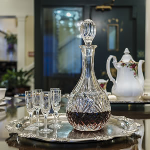 Photo of a diamond glass decanter with two glasses