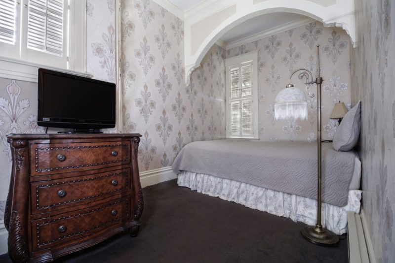Photo of alcove queen bed on Gramercy room
